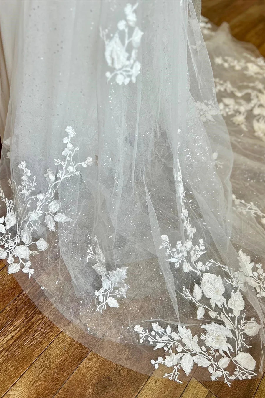 Robe de mariée longue à épaules dénudées et bretelles appliquées